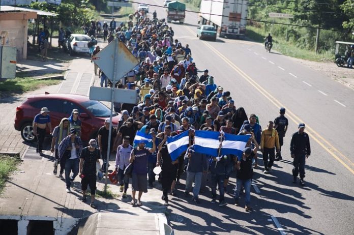 Los más de 300 salvadoreños intentaron burlar la vigilancia, pero fueron sorprendidos en Metapa de Domínguez por elementos de la Policía Federal y Migración, donde fueron arrestados y trasladados a la Estación Migratoria Siglo XXI.