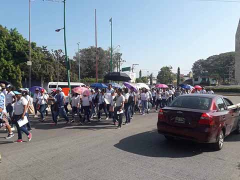 Mientras estudiantes de la ENLEF bloquearon la carretera a Puerto Madero, los maestros se plantaron frente la alcaldía. Exigen se atienda el pliego petitorio planteado a las autoridades educativas.