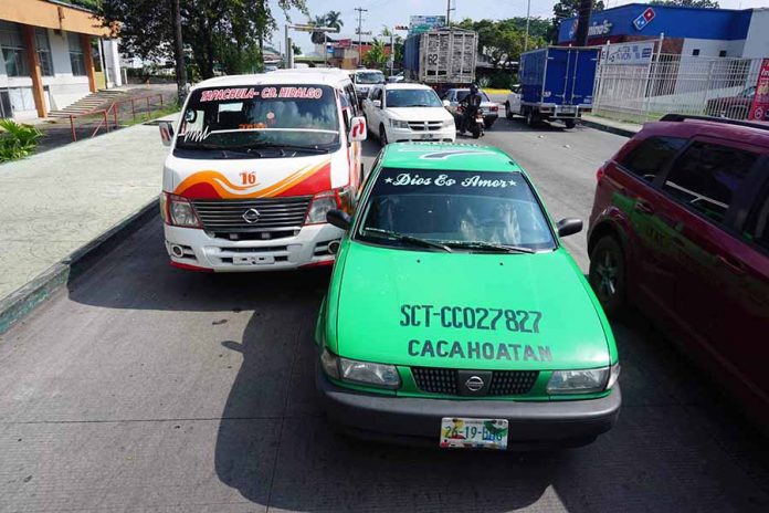 Taxi y Combi Colisionan Frente al Kamico