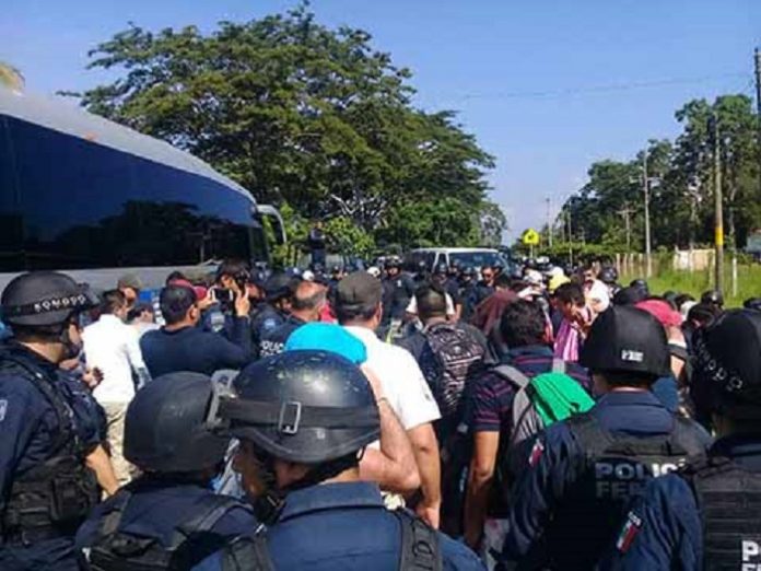 Luego de entrar a Chiapas de manera ilegal, cerca de 200 migrantes de una nueva caravana fueron recibidos por más de cien elementos, 15 patrullas de la Policía federal y cuatro unidades de Migración, así como dos autobuses de pasajeros, para ser asegurados por violar las leyes mexicanas y trasladarlos a la Estación Migratoria Siglo XXI.