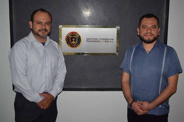 Julio Bustillo, director del Instituto de Formación Profesional del Sur; Baldomero Mendoza, integrante del Colegio Nacional de Profesores de Garantías y Amparo de la Facultad de Derecho de la UNAM.