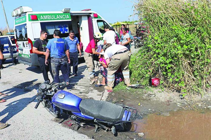 Familia Viajaba en Motocicleta y fue Atropellada