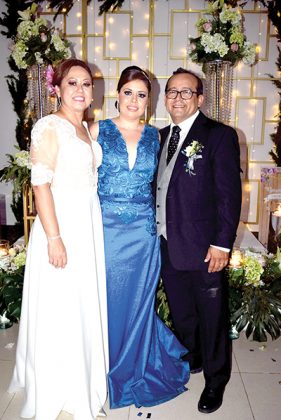 Los novios con la madrina de anillos, Gisel Maga&ntilde;a Pinto.