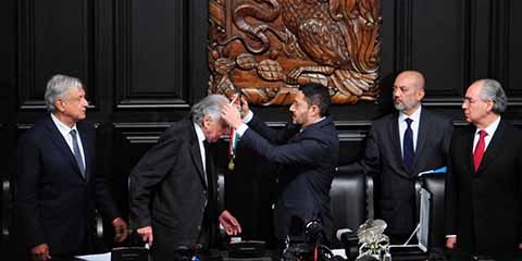 El Senado de la República impuso la Medalla de Honor Belisario Domínguez 2018, la máxima distinción que otorga el Estado mexicano, al periodista Carlos Payán Vélver.