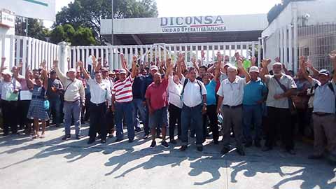 Cierran con Cadenas y Candados Almacén de DICONSA Tapachula