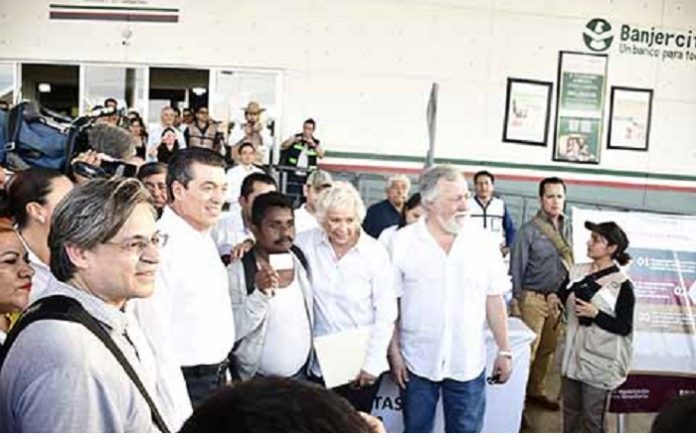 La secretaria de Gobernación Olga Sánchez Cordero acompañada del gobernador Rutilio Escandón y funcionarios federales, encabezo en Suchiate la entrega de la “Tarjeta de Visitante por Razones Humanitaria” a migrantes.