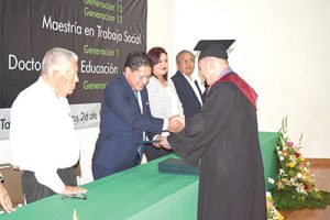 La entrega de documentos a cargo del rector de la universidad, Carlos González. 