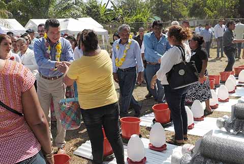 En Pijijiapan, el gobernador entregó proyectos del Programa de Seguridad Alimentaria para Zonas Rurales, donde benefició con más de 5 mdp en apoyos a familias de la Costa.