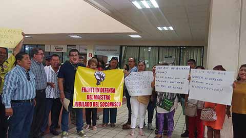 Se manifestaron en la Unidad Administrativa, demandando el pago de salarios a 6 mil maestros jubilados en el Estado.