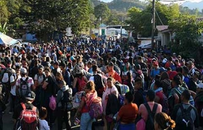Las facilidades que viene otorgando el gobierno federal a las caravanas de migrantes, ha acelerado el arribo de avalanchas, creando caos y zozobra en los municipios fronterizos de México.
