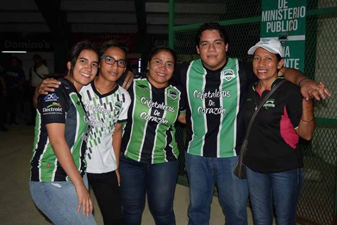 La pasión por nuestro equipo va resurgiendo y la fiesta futbolera vuelve a la cancha local