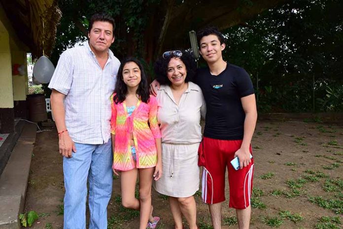 La familia Rodríguez Ramos, festejó a Indra en su treceavo cumpleaños