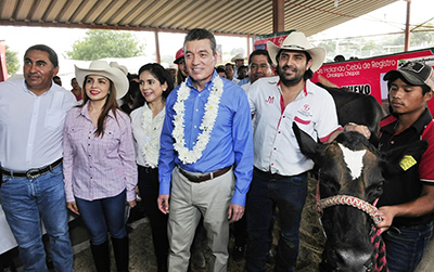 El gobernador inauguró la Expo Feria y Expo Ganadera Cintalapa 2019, donde además benefició con 5 mil plantas de café a mujeres y hombres del campo. También entregó motopatrullas y uniformes a las y los policías del municipio.