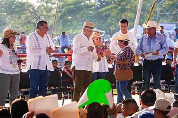 Desde Salto de Agua, el Presidente de la República, Andrés Manuel López Obrador y el Gobernador Rutilio Escandón, reafirmaron su compromiso para combatir la corrupción;