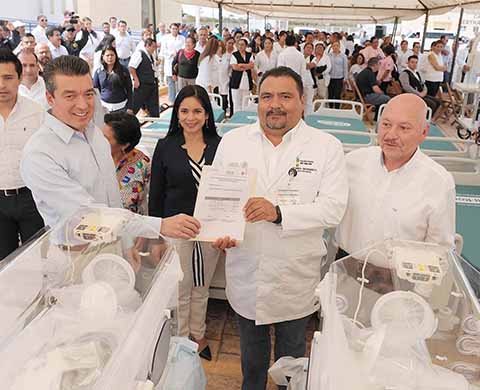 El Gobernador Rutilio Escandón entregó cerca de 46 millones de Pesos en aparatos de alta tecnología a hospitales de Comitán, donde pidió al personal médico y de enfermería brindar servicios de calidad y con calidez humana.