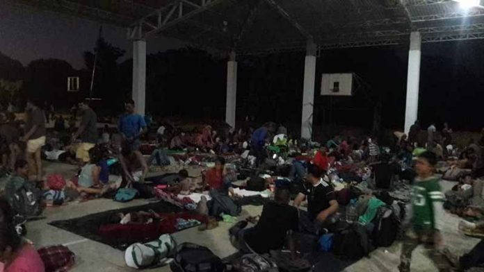 Anoche los migrantes pernoctaron en la Unidad Deportiva de Acacoyagua; antes, la ciudadanía no les permitió la entrada a los municipios de Huixtla y Escuintla.