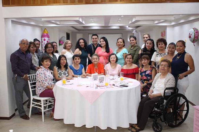 Kenia Hernández reunió a familiares y amigos en su fiesta prenatal en el salón 