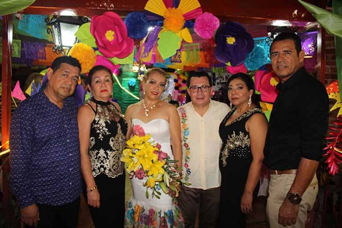 Nelson, Nila, Celia, Javier Cruz, felicitaron al matrimonio Pérez Cruz en su enlace.