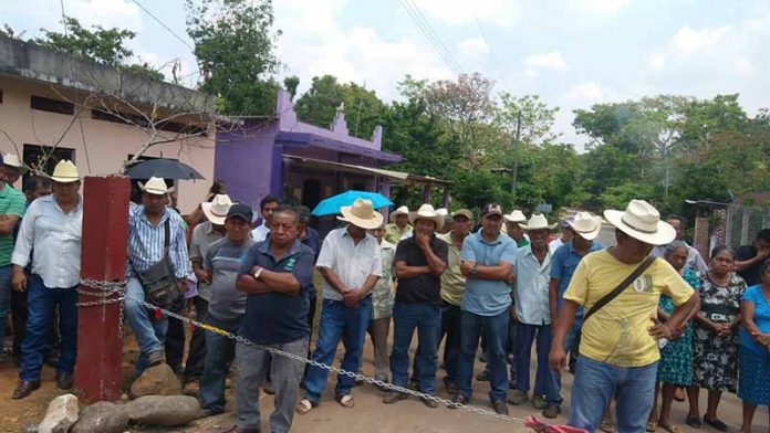 Ejidatatarios Mantienen Bloqueados Accesos a Comunidades de Tuxtla Chico