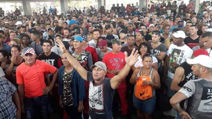 En tanto un grupo de cubanos permanecen en el parque central de Tapachula, en Acacoyagua autoridades migratorias extienden permisos para que continúen el recorrido.