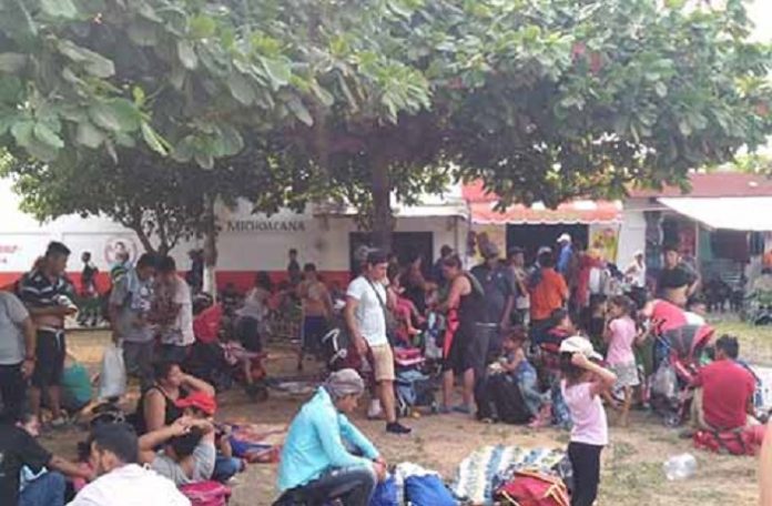 La caravana de migrantes centroamericanos, cubanos y africanos que salió de Tapachula, se quedó a pernoctar en Huehuetán, para descansar; hoy reanudarán su viaje evitando entrar a Huixtla, donde la ciudadanía no les permitirá el ingreso, para continuar rumbo a Mapastepec.