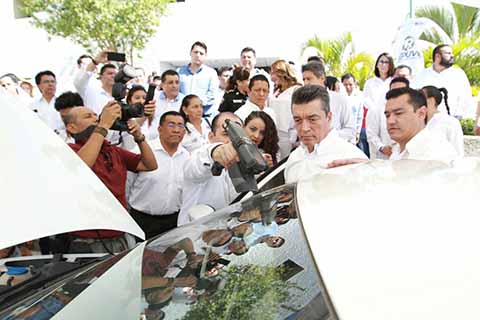 El gobernador Rutilio Escandón encabezó la presentación del Programa de Registro Público Vehicular. *Los módulos para la colocación del chip se ubican en Tuxtla Gutiérrez, San Cristóbal de Las Casas, Tapachula, Palenque, Villaflores, Comitán de Domínguez y Tonalá.