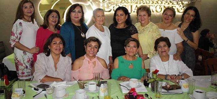En la grata compañía de su grupo de amigas, Lety Solís festejó su día.