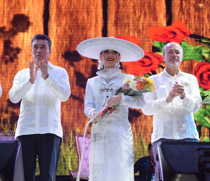 El gobernador del Estado, Rutilio Escandón, coronó a la nueva reina de la Expo Feria, Nancy Ochoa; con ellos el presidente del Consejo Directivo de la muestra, Antonio D´Amiano.