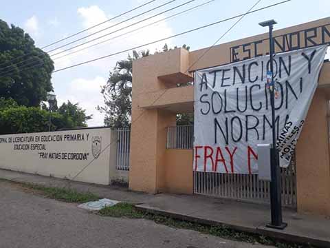 En tanto estudiantes de la Normal Fray Matías de Córdova, decidieron declararse en paro exigiendo vigilancia, por distantes partes de la ciudad reportan el robo de vehículos.