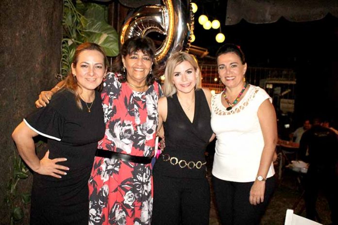 Charo Flores, Yolanda Uranga, Maru Cruz Toledo festejaron a Julia Flores, en su cumpleaños.