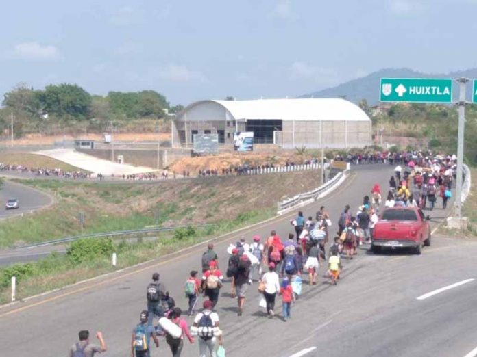 Miles de Migrantes Ingresan a Huixtla CEDH Obliga al Alcalde a Recibirlos