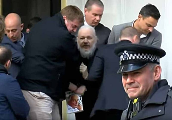 Ecuador Entrega a Julian Assange a Gran Bretaña