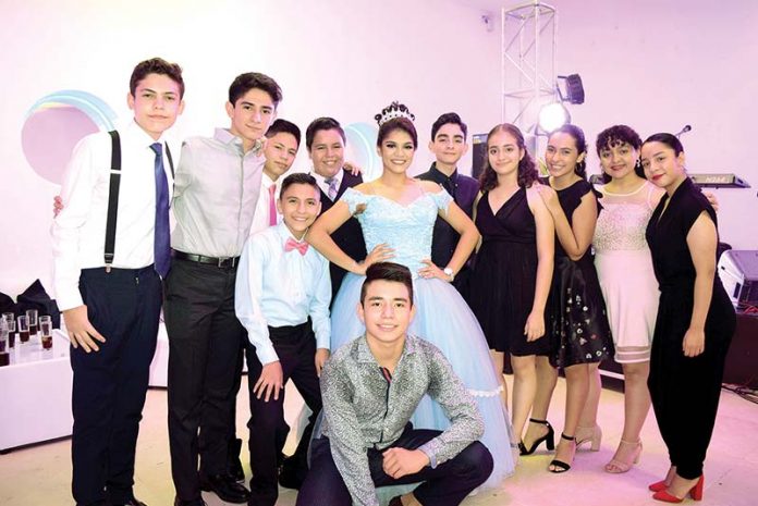 Arantxa Isabella Escobar Rodas celebro sus 15 años acompañada de sus mejores amigos.
