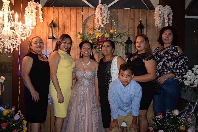 Verónica Córdova Bueso, tuvo un fantástico debut en sociedad.