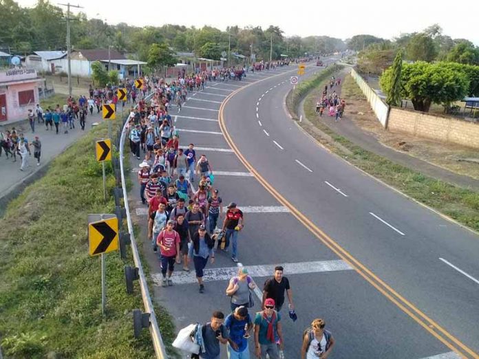 Cerca de 3 mil migrantes procedentes de Honduras, ingresaron de manera violenta a territorio chiapaneco, sin que pudieran ser detenidos por las autoridades; en su andar exigen que el gobierno mexicano les de comida, ropa y les otorgue la TVRH.
