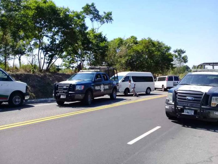 Una nueva caravana conformada por cerca de 450 migrantes ingresó en la mañana del domingo a Suchiate, pero fue interceptada en su camino a Tapachula, por lo que decidieron agredir a policías y autoridades migratorias, para luego huir entre los matorrales. Sólo detuvieron a 35.