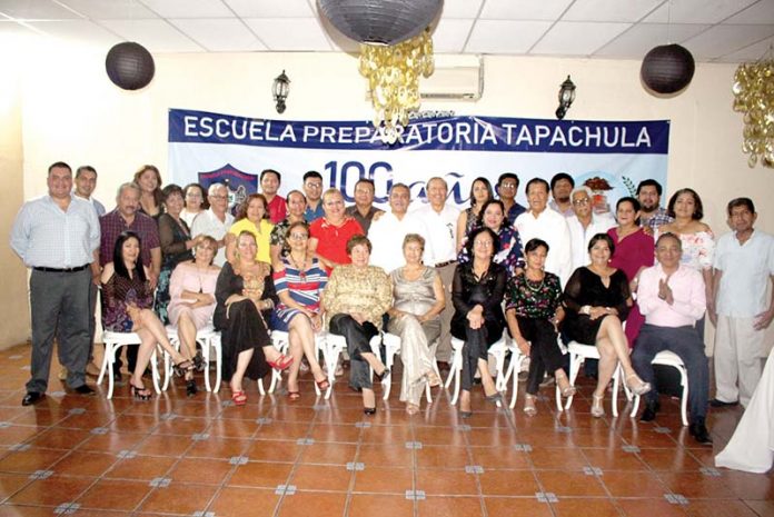 Docentes en activo y jubilados de la Prepa 1, festejaron el Centenario de esa institución educativa