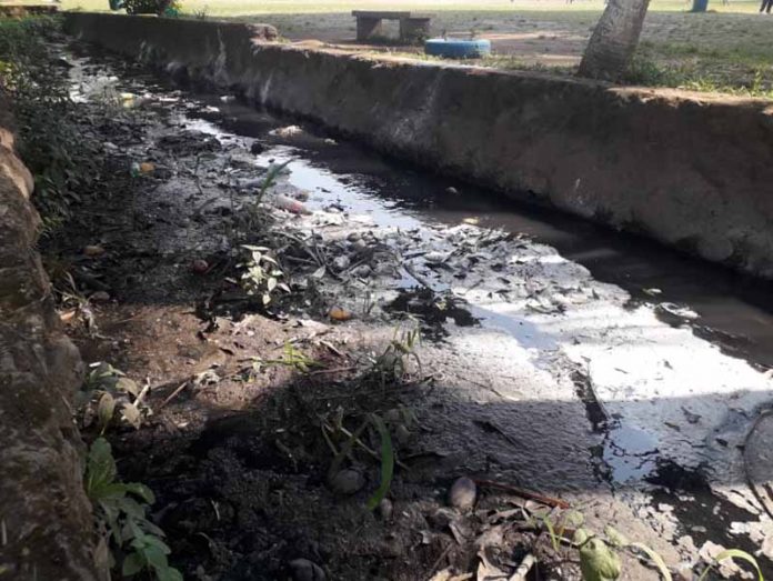 Alta Contaminación Causa Canal de Aguas Negras en Secundaria Federal 4
