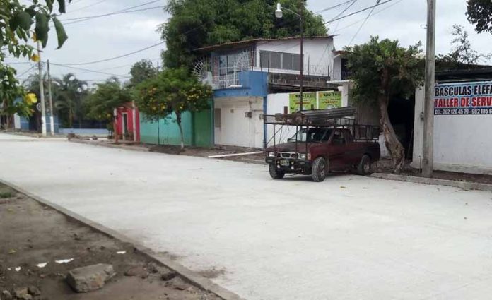 Denuncian Camión Chatarrero que Invade Calle Recién Construida