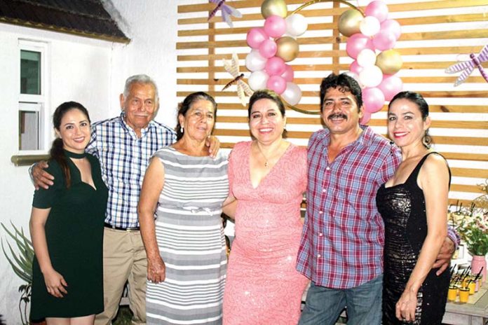 Magda, Félix, Lupita, Rodrigo & Jovita Valdez celebraron la atenta Marisela Valdez.