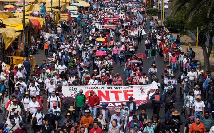 Integrantes de la Coordinadora Nacional de Trabajadores de la Educación (CNTE) de Oaxaca, Chiapas, Michoacán, Guerrero y de Ciudad de México, marcharon a San Lázaro exigiendo poner fin a la Reforma Educativa, a la que consideran represora.
