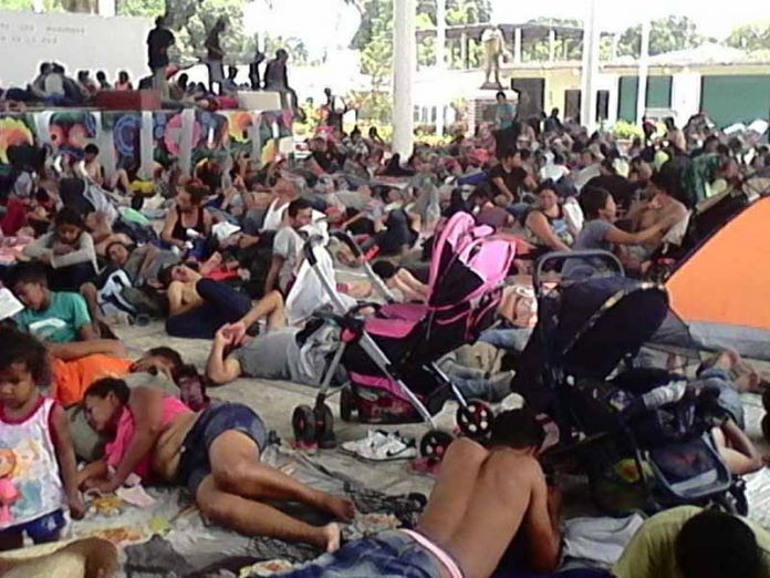 Sólo un día desalojaron el albergue provisional para migrantes en Mapastepec, ya que otra caravana llegó a ocupar las instalaciones.