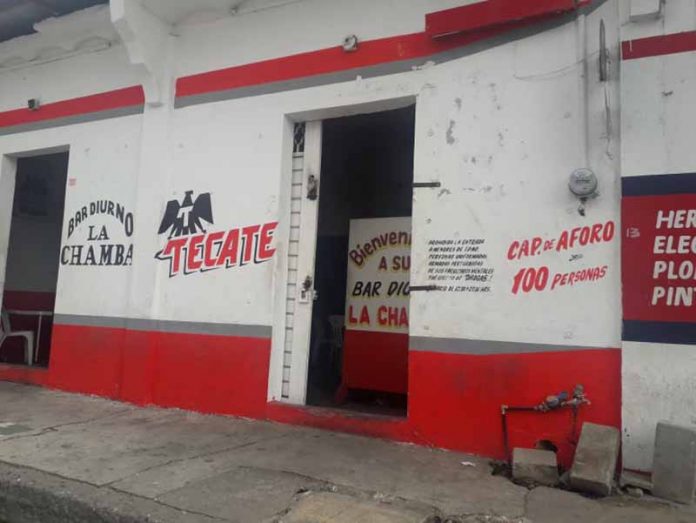 Migrantes Cubanos Consiguen Empleo en Bares y Cantinas