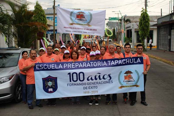 Personal docente y administrativo encabezado por el director: Mario Toledo, iniciaron los festejos por el Centenario de la Preparatoria Tapachula