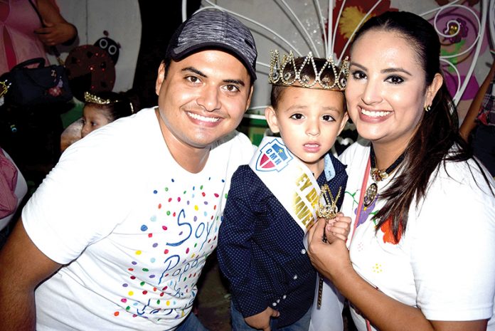 El pequeño Jesús Alfonso fue coronado como Rey de la Primavera del Preescolar del CMH, lo acompañaron sus padres Jesús Santos y Karina Perea.