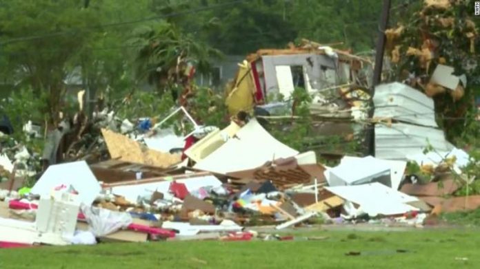Tornado Azota Franklin, Texas y Deja Docenas de Heridos y Múltiples Daños