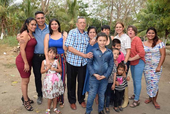 Rodeado de su familia fue como don Humberto Herrera Cárdenas celebró su 79 cumpleaños.