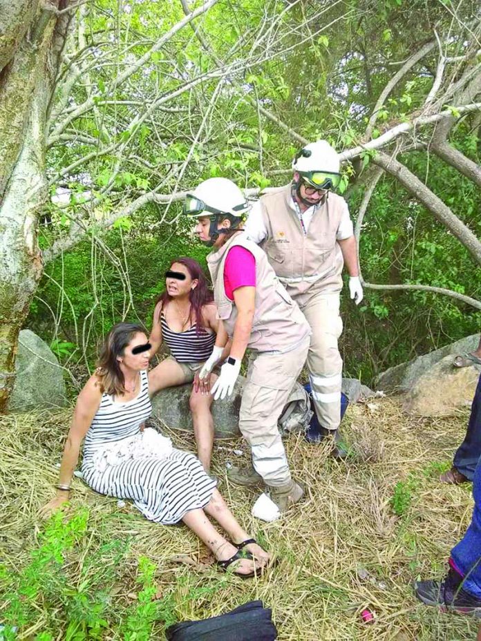 Dos Damas Heridas en Volcadura