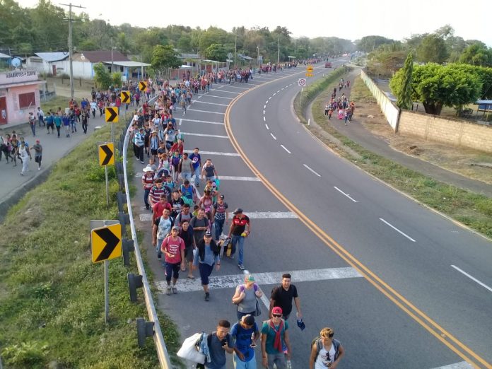 Alrededor de 2 mil migrantes hondureños cruzaron ilegalmente la frontera de Guatemala hacia Chiapas