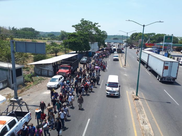 La caravana, conformada por unos 2 mil 500 migranteque partió de Tapachula en la madrugada de este lunes camina rumbo al municipio de Huixtla... Al mediodia hicieron una pausa en el de Huehuetan